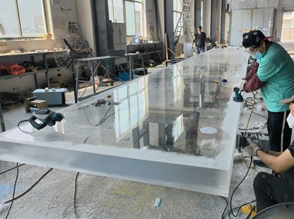 Production and polishing of 13-meter acrylic sheets